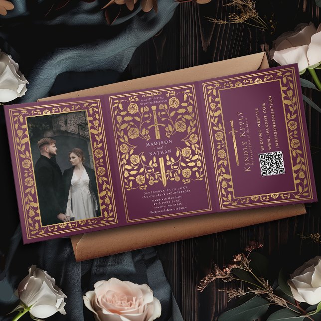 Mauve Royal Medieval Sword Wedding QR Code Dreifach Gefaltete Einladung (Von Creator hochgeladen)
