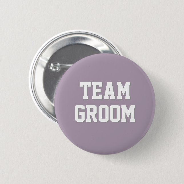 Mauve Sportliche Buchstaben Team Bräutigam Button (Vorne & Hinten)