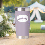 Mauve Stylized Wedding Trauzeuge Name Thermobecher<br><div class="desc">Verschenken Sie Ihren Trauzeuge mit diesem trendigen und personalisierten,  rostfreien Edelstahl,  Thermalwäscher mit seinem Namen in stilisierter Schrift in einem weißen ovalen Design. Hintergrundfarbe und Skript ist lila. Personalisieren Sie Ihren thermischen Schuster,  indem Sie den Namen des Trauzeugen mit dem gewünschten Namen bearbeiten und ersetzen.</div>