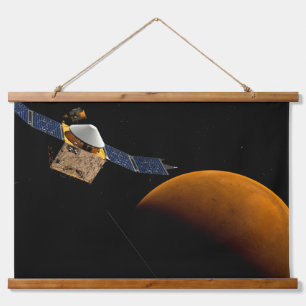 Maven Spacecraft. Wandteppich Mit Holzrahmen