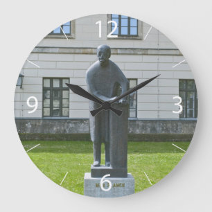 Max-Planck-Statue in Berlin Große Wanduhr