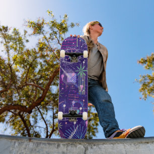 Maximalistischer Abstrakt auf Lila Skateboard