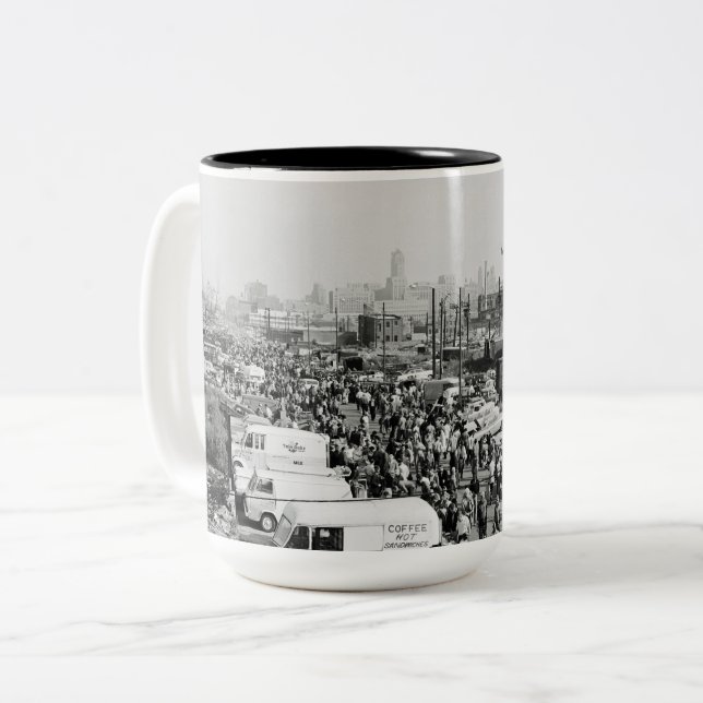 Maxwell Street Chicago Circa 1950er Jahre Flea Mar Zweifarbige Tasse (Vorderseite Links)