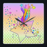 Maxxed Pop-Kunst STERN-WAND-UHR Quadratische Wanduhr<br><div class="desc">Sechziger inspiriert,  Popkunstart Grafik der Sterne und der Regenbogen und Herzen auf einer zeitgenössischen WAND-UHR.</div>