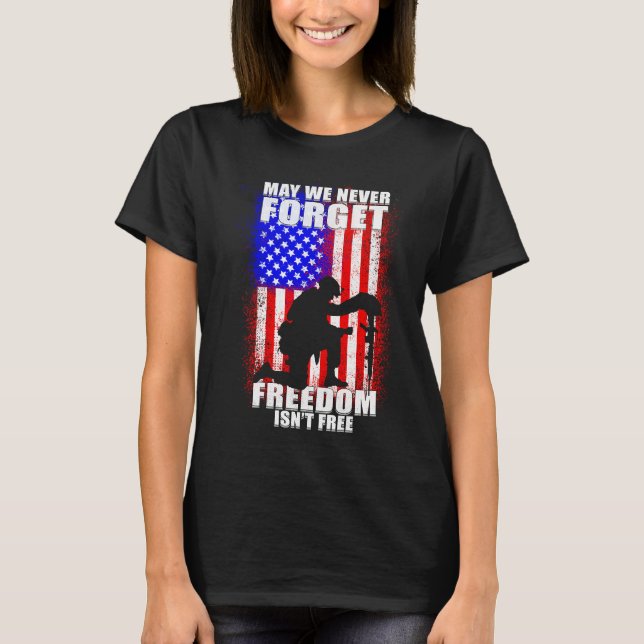 May We Never Forget Freedom Isn't Free USA Flag Me T-Shirt (Vorderseite)