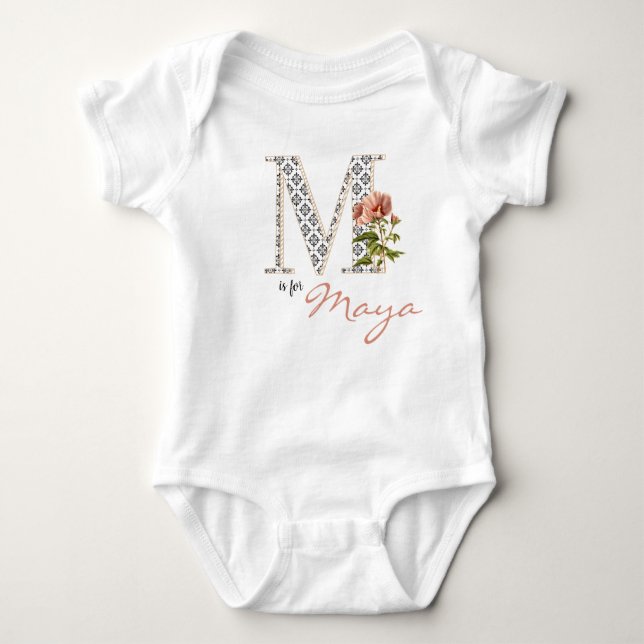 Maya Name Reveal Blumenbrief M Girl Blume Baby Strampler (Vorderseite)