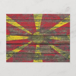 Mazedonische Flagge auf rauhen Holzbrettern Effekt Postkarte