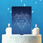 Mazel Tov Bar Mitzvah Blue Star von David Custom Kuchenaufsatz<br><div class="desc">Schön dunkelblaue Farbtöne schaffen eine Textur wie Wasser auf diesem formalen Bar oder Bat Mitzvah Party Topper. Elegante weiße Schrift mit Mazel Tov über den Namen Ihrer Tochter oder des Sohnes auf dem subtilen Stern von David zu feiern,  ihre jüdische Ankunft des Alters.</div>