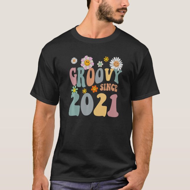 Mb Groovy Seit 2021 Retro Hippie Blume 1. Geburtst T-Shirt (Vorderseite)