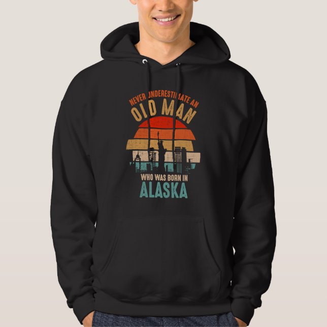 mb Never Underestimate An Old Man Born In Alaska Hoodie (Vorderseite)