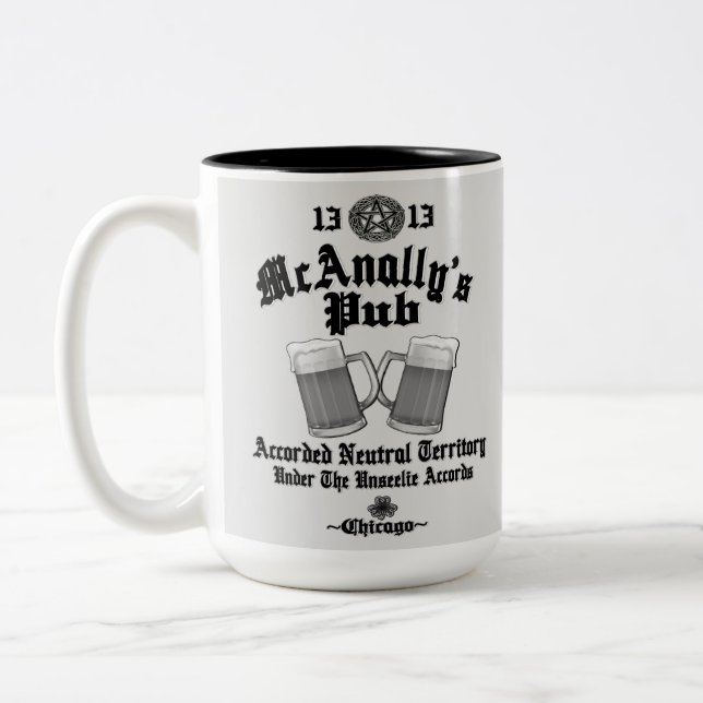 McAnally's Pub Black Logo Zweifarbige Tasse (Links)