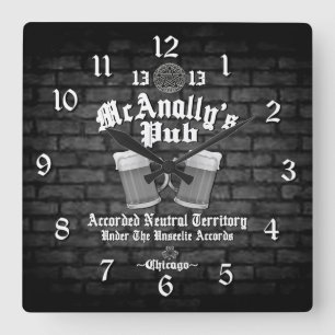 McAnally's Pub White Logo 2 Quadratische Wanduhr