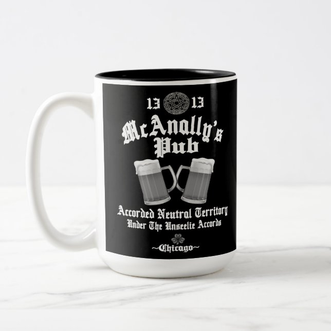 McAnally's Pub White Logo Zweifarbige Tasse (Links)