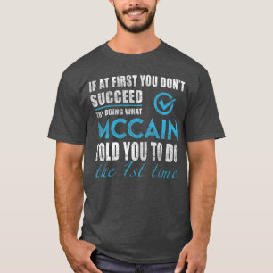 Mccain Name Was macht die Familie Mccainold eigent T-Shirt