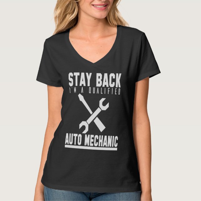 Mechanic  Stay Back Im A Qualified Auto Mechanic T-Shirt (Vorderseite)
