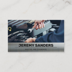 Mechanik mit Schraubenschlüssel auf Motor Visitenkarte