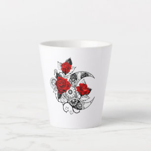 Mechanischer Halbmond mit roten Rosen Milchtasse
