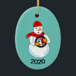 Mechanischer Snowman Keramik Ornament<br><div class="desc">Ein Schneemann, der eine Ausrüstung hält und einen Hut und Schal mit Zahnrädern spornt, ist ein lustiges Geschenk-Design für Mechaniker und Maschinenbauingenieure an Geburtstagen und Feiertagen. Das Datum kann geändert werden.</div>