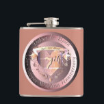 Medallion-Flasche zum 7. Geburtstag von Kupfer Flachmann<br><div class="desc">Wenn wir wichtige Meilensteine im Leben erreicht haben, ist es nur richtig, sie zu markieren und zu beobachten, also dachte ich, ein schöner Weg wäre mit einem kupferähnlichen Medaillon, natürlich, einem Herzemblem in der Mitte. Ich bin auch hier, um etwas für Sie einzigartig zu gestalten oder zu illustrieren, einfach nur...</div>