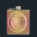 Medallion-Flasche zum 7. Geburtstag von Kupfer Flachmann<br><div class="desc">Wenn wir wichtige Meilensteine im Leben erreicht haben, ist es nur richtig, sie zu markieren und zu beobachten, also dachte ich, ein schöner Weg wäre mit einem kupferähnlichen Medaillon, natürlich, einem Herzemblem in der Mitte. Ich bin auch hier, um etwas für Sie einzigartig zu gestalten oder zu illustrieren, einfach nur...</div>