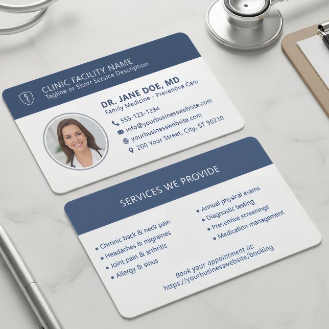 Medical Doctor Photo Modern Navy Blue Clinic Visitenkarte (Von Creator hochgeladen)