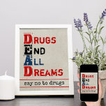 Medikamente beenden alle Träume, beängstigend sage Poster<br><div class="desc">Sag nein zum Drogen-Poster. Anti-Drogen-Nachricht in Not Typografie liest DEAD .. Drogen beenden alle Träume. Unter dem Akronym steht "Nein zu Drogen sagen". Das Design hat einen rustikalen natürlichen Hintergrund und kühnen Buchstaben in rot,  schwarz und blau.</div>