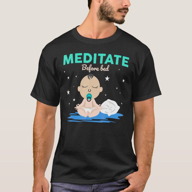 Meditat Vor dem Bed Yoga Pose Meditation Yoga Bab T-Shirt (Vorderseite)