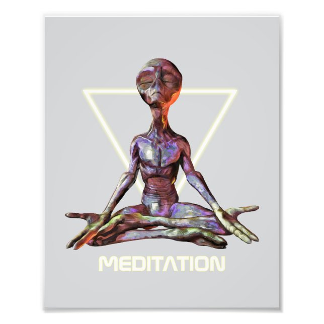 Meditation. Alien in ruhiger Pose Fotodruck (Vorne)