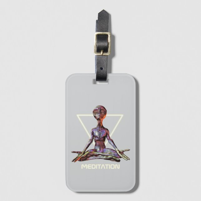 Meditation. Alien in ruhiger Pose Gepäckmarke Gepäckanhänger (Vorderseite Vertikal)
