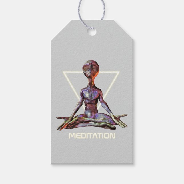 Meditation. Alien in ruhiger Pose Geschenkanhänger (Vorderseite)