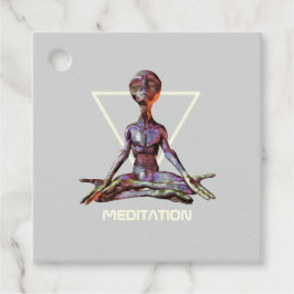 Meditation. Alien in ruhiger Pose Geschenkanhänger