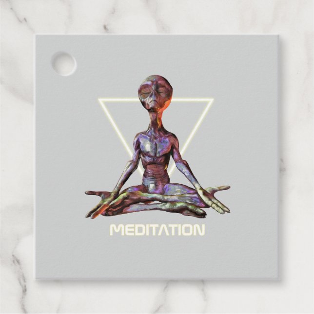 Meditation. Alien in ruhiger Pose Geschenkanhänger (Vorderseite)