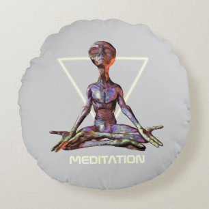 Meditation. Alien in ruhiger Pose Rundes Kissen
