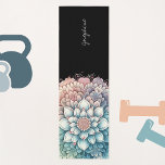Meditation Modernes Mandala Rosa Name Yogamatte<br><div class="desc">Treten Sie ein in eine Welt der Ruhe und des Stils mit unserem Yoga Mat. Tauchen Sie ein in die harmonische Mischung aus beruhigenden Farben und aufwändigen Mandala-Mustern, die diese Matte schmücken. Die Touch der Eleganz wird weiter erhöht, mit der Möglichkeit, sie mit Ihrem Namen zu personalisieren, sodass sie einzigartig...</div>