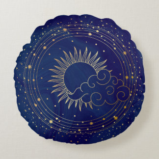 Meditation von mystischer Sonne, Mond und Wolken Rundes Kissen