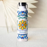 Mediterrane Majolika-Fliesen bedruckt blau und gel Trinkflasche<br><div class="desc">Bridesmaid Geschenk Brautparty bevorzugt Majolica gelben Fliesen personalisierten Namen Wasser Flasche.</div>