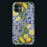 Mediterrane Zitronen Sommer Portugiesische Fliesen Case-Mate iPhone Hülle<br><div class="desc">Handgemalte traditionelle Fliesen aus Portugal mit mediterranen Zitronen. Muster der Perfektion. Azulejo blaue und weiße Blumenblätterfliesen Kunstwerke. Die perfekte Dekoration,  das ideale Geschenk für jeden Anlass. Ein wunderschönes mediterranes Sommerdesign mit gelben Zitronen mit Grün und Blüten und einem Vintagen,  blauen portugiesischen Muster.</div>
