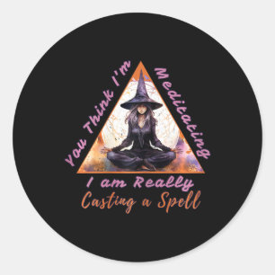Meditierende Yoga-Hexe beim Zaubern, Halloween _ Runder Aufkleber