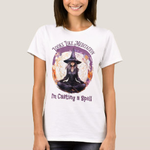 Meditierende Yoga-Hexe beim Zaubern, Halloween T-Shirt