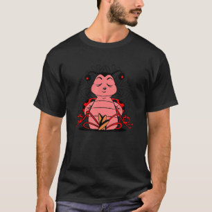 Meditierender Marienkäfer, der Yoga zur Meditation T-Shirt