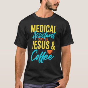 Medizinischer Assistent läuft auf Jesus & Kaffee M T-Shirt