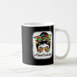 Medizinischer Istant Messy Bun zur Unterstützung v Kaffeetasse