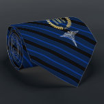 Medizinisches Berufliches Mit Monogramm Blau Krawatte<br><div class="desc">Eine blau gestreifte personalisierte Krawatte,  die auf Ärzte zugeschnitten ist,  mit dem Monogramm Ihres Empfängers oder Ihres Empfängers in einem Imitat Goldkranz.</div>