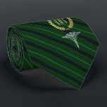Medizinisches berufliches mit Monogramm Grün Krawatte<br><div class="desc">Eine grüne gestreifte personalisierte Krawatte hergestellt zu den medizinischen Fachleuten mit Ihren oder zum Monogramm Ihrer Geschenkempfängers innerhalb eines Imitatgoldwreath.</div>
