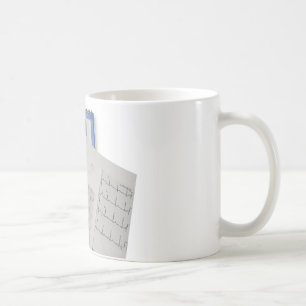 medizinisches Stethoskop auf Lesungen des Tasse