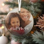 Meemaw Oma Script Overlay Ornament Aus Glas<br><div class="desc">Schaffen Sie ein süßes Geschenk für eine besondere Großmutter mit diesem schönen individuellen Ornament. "Meemaw" erscheint als elegantes weißes Skript-Overlay auf Ihrem Lieblings-Foto von Oma und ihrem Enkel oder Enkelkindern.</div>