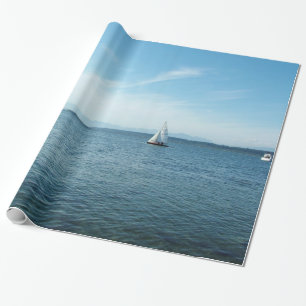 Meer, blauer Himmel und weiße Boote Urlaubsgeschen Geschenkpapier