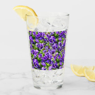 Meer der Stille: Das wunderschöne Lila Pansy-Feld Glas
