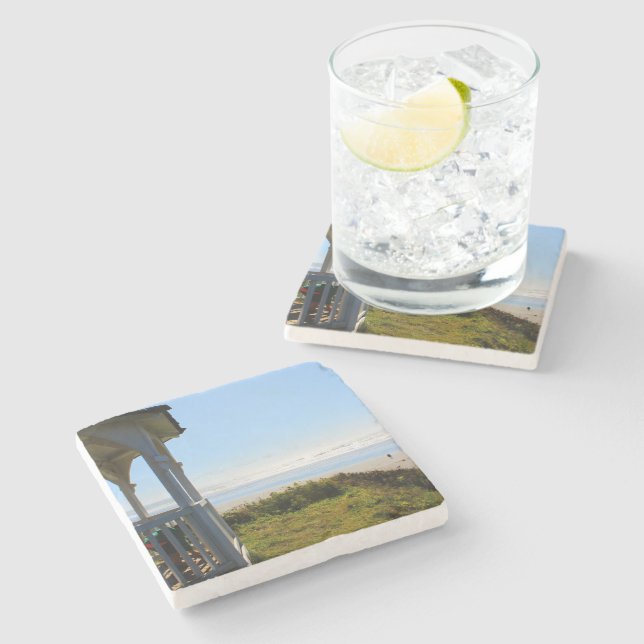 Meer, Sandstrand, Grüntöne und Hafen in der Nähe v Steinuntersetzer (Seitenansicht)