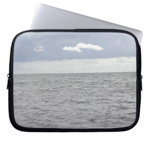 Meer und hübsche Wolken Laptopschutzhülle